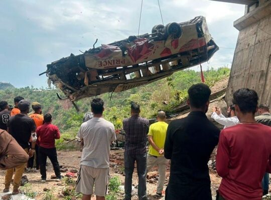 مقبوضہ کشمیر میں ہندو یاتریوں کی بس کھائی میں گر گئی؛ 10 ہلاک اور55 زخمی