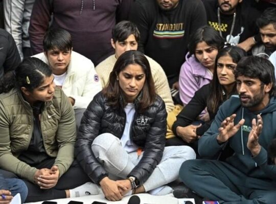 بھارتی خواتین ریسلرز کا تمغے دریائے گنگا میں پھینکنے   کا اعلان
