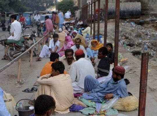 غریب پاکستانی سوا کروڑ اضافے سے ساڑھے 9 کروڑ ہو گئے، عالمی بینک