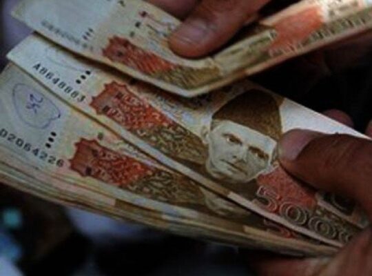 پاکستان میں سودی ادائیگیوں نے بجٹ اہداف کا حصول مشکل بنا دیا